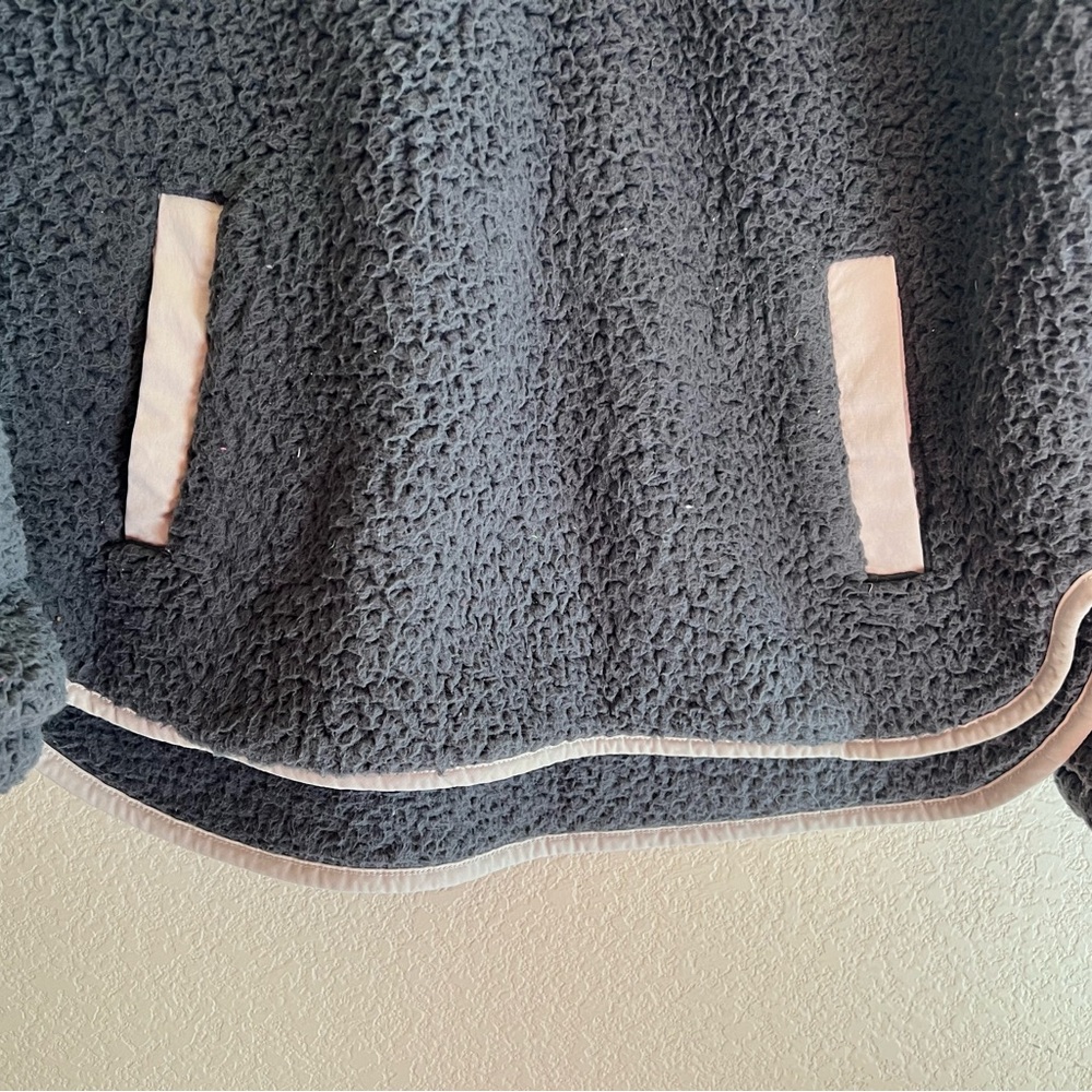 Abercrombie & Fitch Soft AF Sherpa Pullover - Picture 8 of 9